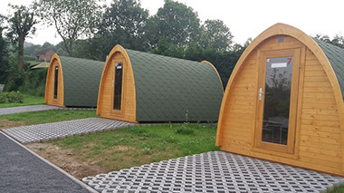 3 Hobbit-Homes stehen nebeneinander auf dem Campingplatz