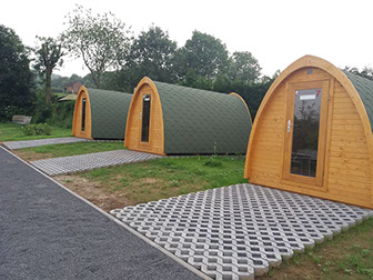 3 Hobbit Homes nebeneinander auf einem Campingplatz