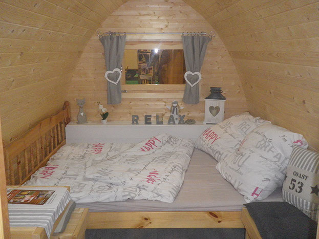 Attraktives Interieur eines Hobbit-Homes mit großem Bett